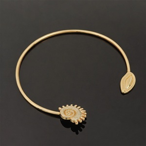 สร้อยคอเปลือกหอยทองคำประดับตกแต่งพร้อมตัวเชื่อมแบบห่วงคล้องคอ - Product Image 1