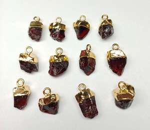 Piedra de nacimiento de enero, granate rojo natural, tamaño de 7 mm a 12 mm, material en bruto, pequeños dijes y colgantes con baño de oro. - Product Image 3