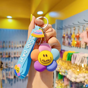 Vendez comme des gâteaux chauds Porte-clés de dessin animé 3D Porte-clés fleur mignonne Porte-clés en caoutchouc - Product Image 6