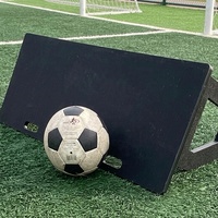 Mur de rebond de football en UHMWPE, panneau pliable auto-lubrifiant et résistant à l'usure pour l'entraînement des enfants au jeu de passe et de réception