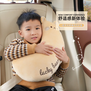 Protector de cinturón de seguridad de felpa con diseño de oso de la suerte para niños en el vehículo - Product Image 1