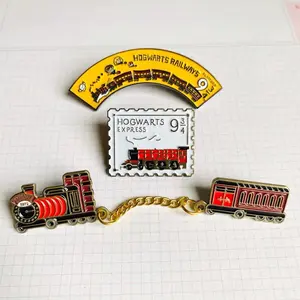 Mondo magico di Hogwarts Express Train Movie Figure smalto collare spilla corpetto spille gioielli regalo per bambini