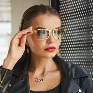 Gafas de Sol Cuadradas Doradas para Hombre, Protección UV400 Clase 2, Lentes de PC, Moda, Protección Solar para Salidas, Hechas en Taizhou - Product Image 3