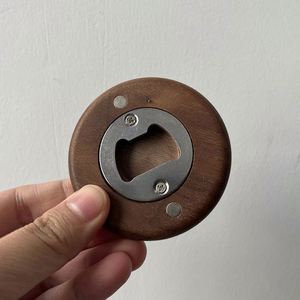 Imán de nevera de madera con abridor de botellas de cerveza, forma redonda de nogal, con logotipo personalizable, precio de fábrica - Product Image 1