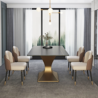 Ensemble de table à manger carrée en pierre frittée avec base en métal doré et plateau en dalle de roche, chaises confortables pour appartement, hôtel, villa