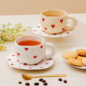 Ensemble tasse et soucoupe à café en céramique à motif de cœurs pour le thé de l'après-midi, rose avec cœurs rouges, forme irrégulière, design fait main - Product Image 3