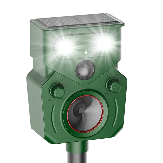 2024 New Smart Outdoor Ultrasonic Solar Animal Repeller with Motion Sensor Flashing Light Pest Repel Dog Fox Raccoon Skunk