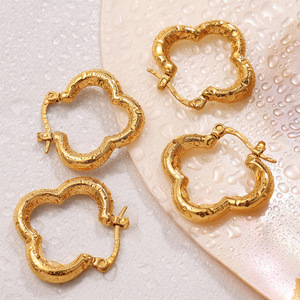 ต่างหูแบบห่วง สีทอง รูปทรงใบโคลเวอร์สี่แฉก สำหรับผู้หญิง สวมใส่ได้ทุกวัน สแตนเลสสตีล EH886 - Product Image 1