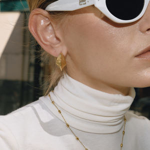 Orecchini Minimalisti J&D, Eleganti Orecchini a C in Acciaio Inossidabile Martellato e Traforato per Donna, Gioielli alla Moda - Product Image 3