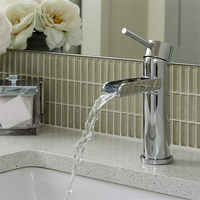 Grifo de lavabo de latón con salida en cascada y un solo manípulo Aquacubic para baño