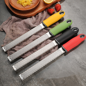 <span class=keywords><strong>Grattugia</strong></span> Manuale con Lama Extra Affilata in Acciaio Inox per Limoni, Parmigiano, Cioccolato, Formaggio e Agrumi con Copertura Protettiva - Product Image 6
