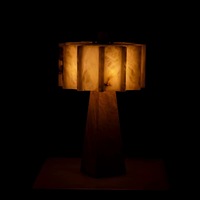 Lampe de table en marbre espagnol de luxe moderne et élégante pour salon, chambre à coucher, chevet, bureau, hôtel par un designer