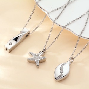 Collier commémoratif en acier inoxydable avec pendentif urne torsadé en forme d'étoile et de goutte d'eau, orné de strass, pour cendres funéraires - Product Image 2