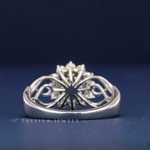 Bague tendance en or avec cristaux, bande audacieuse en or blanc 14 carats avec détails de petits diamants, bijoux de fiançailles à la mode pour femmes - Product Image 5