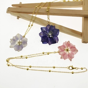 Collana da Donna Regolabile Placcata Oro 18k con Resina Epossidica Naturale e Fiore di Giugno (Delphinium Grandiflorum) - Product Image 4