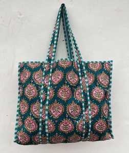 Sac fourre-tout matelassé en coton, fabriqué à la main en Inde, en tissu imprimé au bloc, sac à bandoulière pour voyage et shopping - Product Image 1