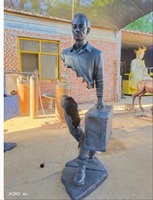 Offre Spéciale grandeur nature en laiton moulé debout abstrait 3d homme Bronze Statue tenant la valise Sculpture