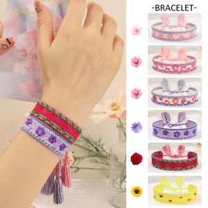 Braccialetti Personalizzati con Logo Ricamato, Charm dell'Amicizia, Fiori e Nappine Fatte a Mano per Donne - Product Image 1
