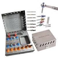 Kit d'outils pour chirurgie implantaire dentaire, comprenant un foret pilote, un foret guide, un tournevis, une clé et des accessoires de rallonge