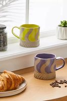 Mug à café en céramique fait main avec un design rayé et tourbillonné irrégulier