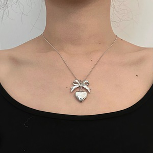 Collier pendentif cœur nœud papillon frais et élégant en acier titane avec chaîne serpent, bijoux de mode pour femme - Product Image 1