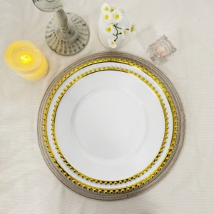 Base blanche <span class=keywords><strong>transparente</strong></span> décorative en plastique de 13 pouces avec bords dorés et plaque à pois nacrés pour plaque de chargeur d'hôtel de mariage - Product Image 5