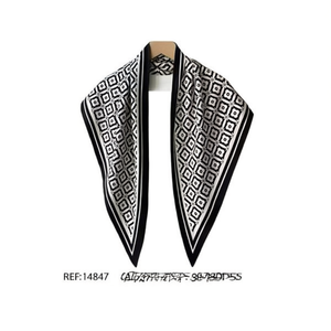 Foulard Geometrico a Quadri Triangolare 60x135cm in Poliestere Cotone da Donna, Versatile per Tutte le Stagioni - Product Image 2