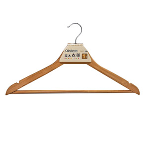 Cintre en bois Qinar à épaules larges antidérapant pour vêtements, idéal pour placard - Product Image 1
