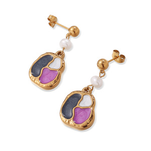 ต่างหูมุกน้ำจืดทรงหยดน้ำสไตล์ยุโรปอเมริกัน สีสันสดใส รูปทรงไม่สม่ำเสมอ สีทอง เหมาะสำหรับใส่ทุกวัน เครื่องประดับสำหรับผู้หญิง - Product Image 5