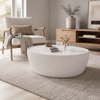 Table d'appoint asymétrique en galets organiques avec revêtement en cuir cannelé, plateau en marbre blanc de qualité supérieure, table basse pour intérieurs contemporains