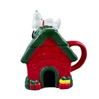 Tasse en céramique cabane de Noël rouge et verte - Figurine 3D en peluche chien accroupi avec couvercle - Tasse marquée - Cadeau de Noël