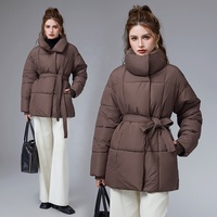 La nouvelle veste de mode hiver 2026 avec col montant et ceinture vous fait paraître plus mince. C'est un style décontracté et polyvalent.