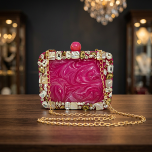 Pochette en résine artisanale élégante à prix abordable, motif ange, cadeau de mariage de luxe européen, chaîne dorée unique et élégante pour elle - Falak World - Product Image 1