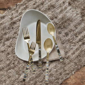 Juego de cubiertos estilo americano de 5 piezas Omega Metals India, hecho a mano, con mangos de corazón premium, pulido espejo plateado, para uso en fiestas. - Product Image 3