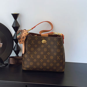 กระเป๋าใส่บัวรดน้ำวัสดุ PU ลายเรขาคณิตคุณภาพสูง ซับในทำจากโพลีเอสเตอร์ มันเป็นกระเป๋าถือของดีไซเนอร์ 1085 - Product Image 4