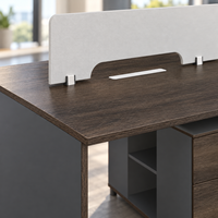 Poste de travail modulaire pour employés avec plateau de bureau aspect bois foncé, panneau latéral gris, rangement latéral et gestion des câbles pour bureaux