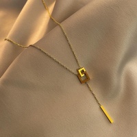 Collier pendentif croix carrée géométrique en acier inoxydable couleur or au design créatif pour femme, bijou long et élégant