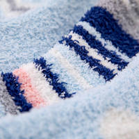 Chaussettes en microfibre douces et moelleuses à rayures, avec logo personnalisé, vente en gros OEM, chaussettes d'hiver pour femmes, super douces, antidérapantes