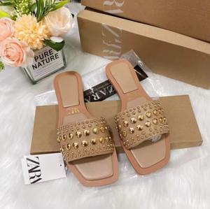 Sandalias Deslizantes de Lujo con Perlas para Mujer y Dama de Marca para Verano y Playa Zapatos Planos de Alta Calidad al por Mayor - Product Image 4