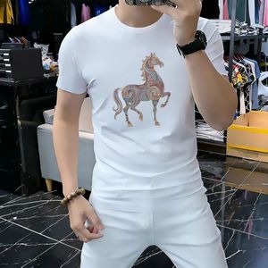 T-shirt estiva a maniche corte con strass colorati a forma di cavallo, T-shirt casual fresca in seta di giada slim fit alla moda per giovani uomini di tendenza - Product Image 2