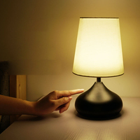Lampe de chevet de table à LED au design moderne haut de gamme, blanc chaud, à intensité variable par toucher, avec piles incluses, petite taille, pour hôtel
