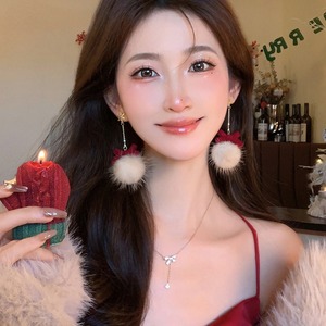 2025 nuovi <span class=keywords><strong>orecchini</strong></span> <span class=keywords><strong>pendenti</strong></span> con fiocco in peluche con Pom-Pom di natale da donna accessori placcato in oro di lusso di alta gamma - Product Image 2