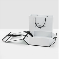 Boîte cadeau personnalisée de luxe blanche à rabat avec aimant, fermeture magnétique pliable avec ruban noir et revêtement UV pour chaussettes