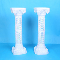 Witte grotere betonnen holle Romeinse zuilvormige plastic bloemstandaards voor bruiloftdecoratie evenementen looppad bloempilaar