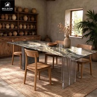 Table à manger rectangulaire moderne de luxe en marbre avec plateau en marbre, pieds en acrylique et en métal, parfaite pour les salles à manger de villas familiales