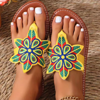 Nouvelle tendance mode été 2025 : Sandales plates ethniques unies pour femme, idéales pour l'extérieur et la plage, avec empeigne en PU et bout rond