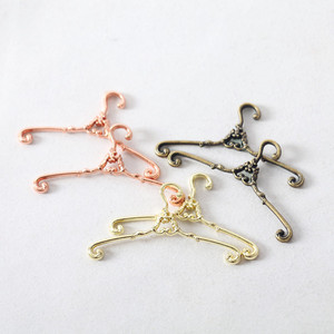 Perchero metálico vintage para casa de muñecas, para muñecas de algodón, <span class=keywords><strong>Barbies</strong></span> y almacenamiento de ropa de mascotas - Product Image 1