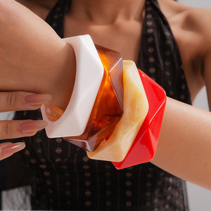 Brazalete de Resina con Forma Irregular, Diseño Degradado y Efecto Manchado, Elegante, Exagerado, Ecológico, Impermeable, Ancho de Banda de 9 cm - Product Image 3