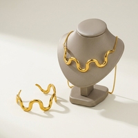 Collier ras du cou ondulé et bracelet assorti avec finition plaquée or poli pour femme, style sculptural