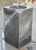 Lavabo sur piétement en marbre gris foncé brutalist, cuve polie, base brute ciselée, pour conception de salle de bain de penthouse et projets de suites d'hôtel
